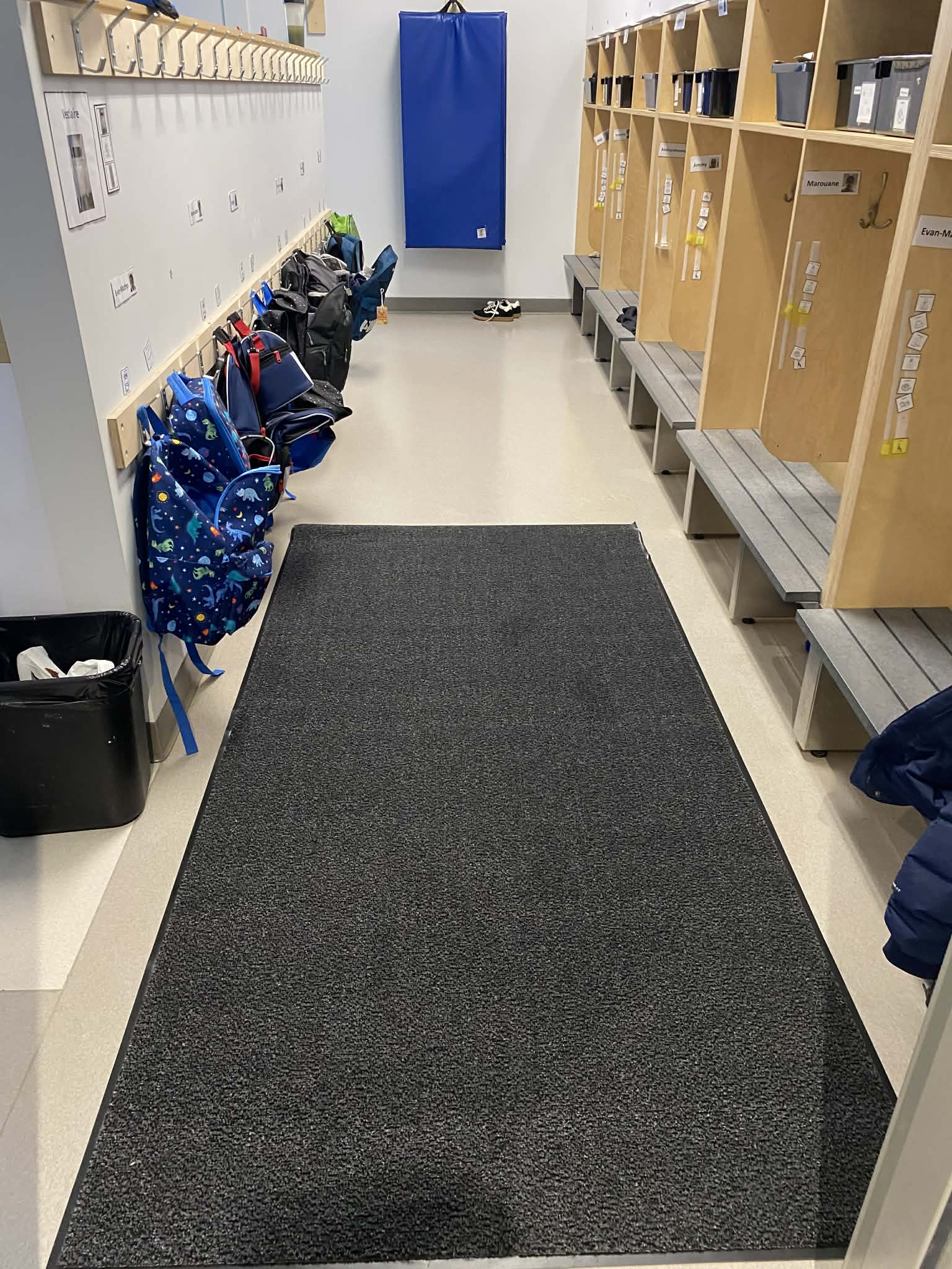 Tapis d'hiver microfibre installé à l'entrée d'un établissement